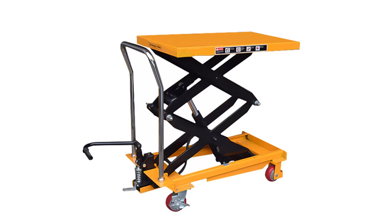 Как небольшой гидравлический подъемник поднимает двигатель?